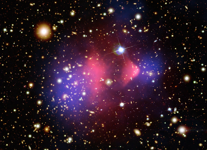 弾丸銀河団(1E 0657-56)。ピンクがX線で観測されたガス(普通の物質)、青が重力レンズ解析で浮かび上がった暗黒物質の分布(NASA/Chandra)